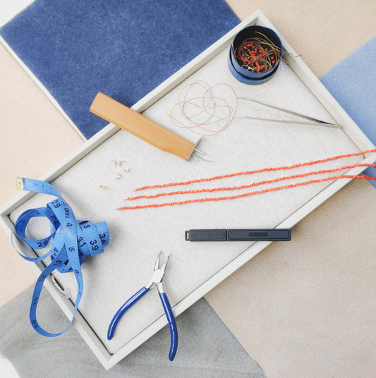 An overview of this coral necklace upcycling project in action.